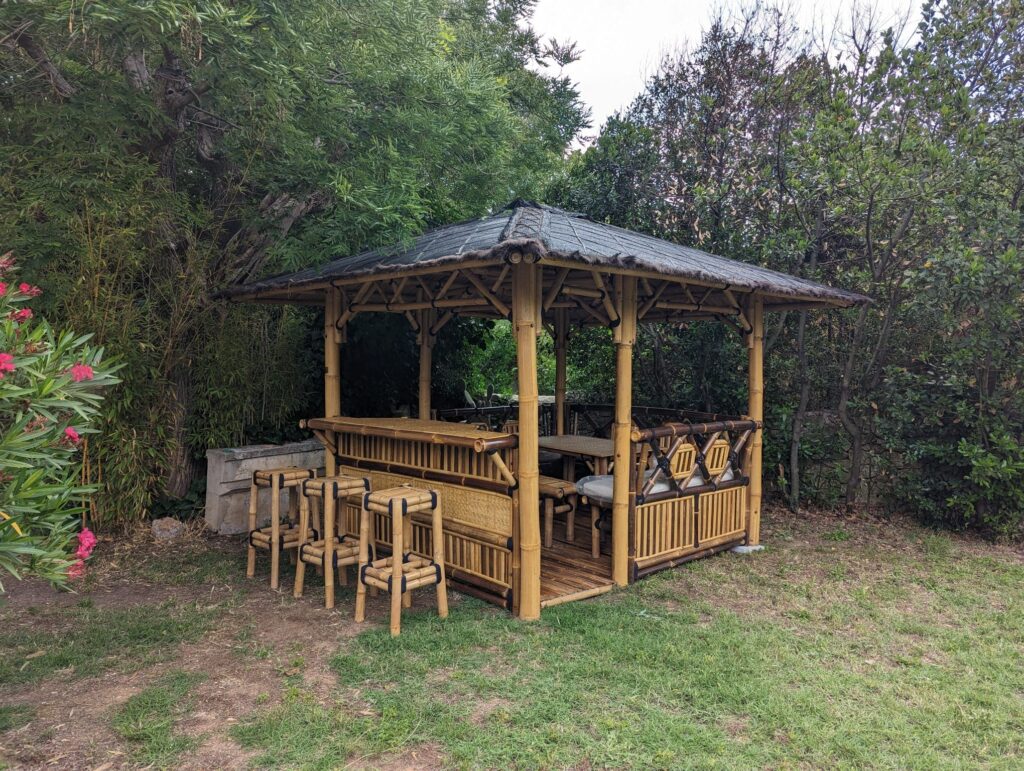 Entretenir son gazebo en Bambou en 5 Étapes pour Favoriser sa Durabilité 