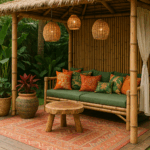 Coin lounge décoré dans une paillote en bambou avec lanternes suspendues, coussins tropicaux et tapis en fibre naturelle.